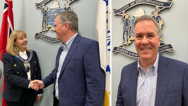 Mayor Hamlin shakes hands with Collingwood's newest Council Member, Ian McCulloch