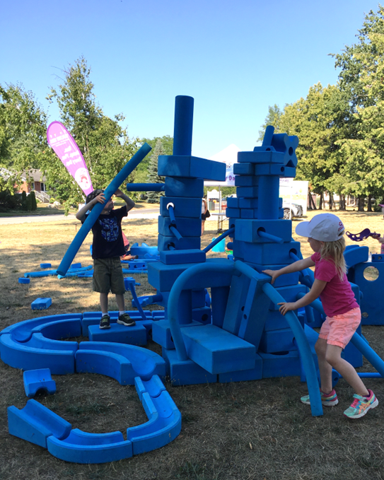 Kids playing with blue blocks from the mobile park program