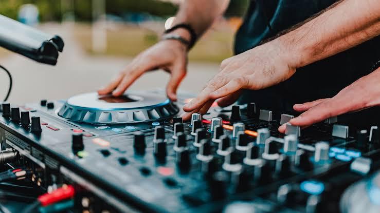 Two hands on a DJ Deck